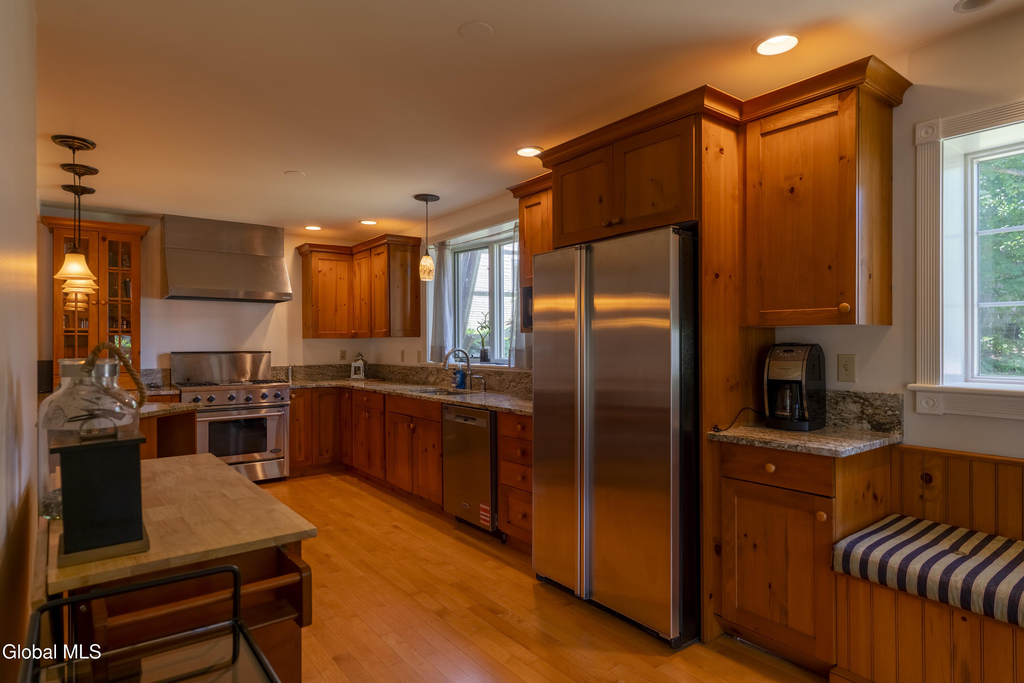 569 N Broadway - Photo 5