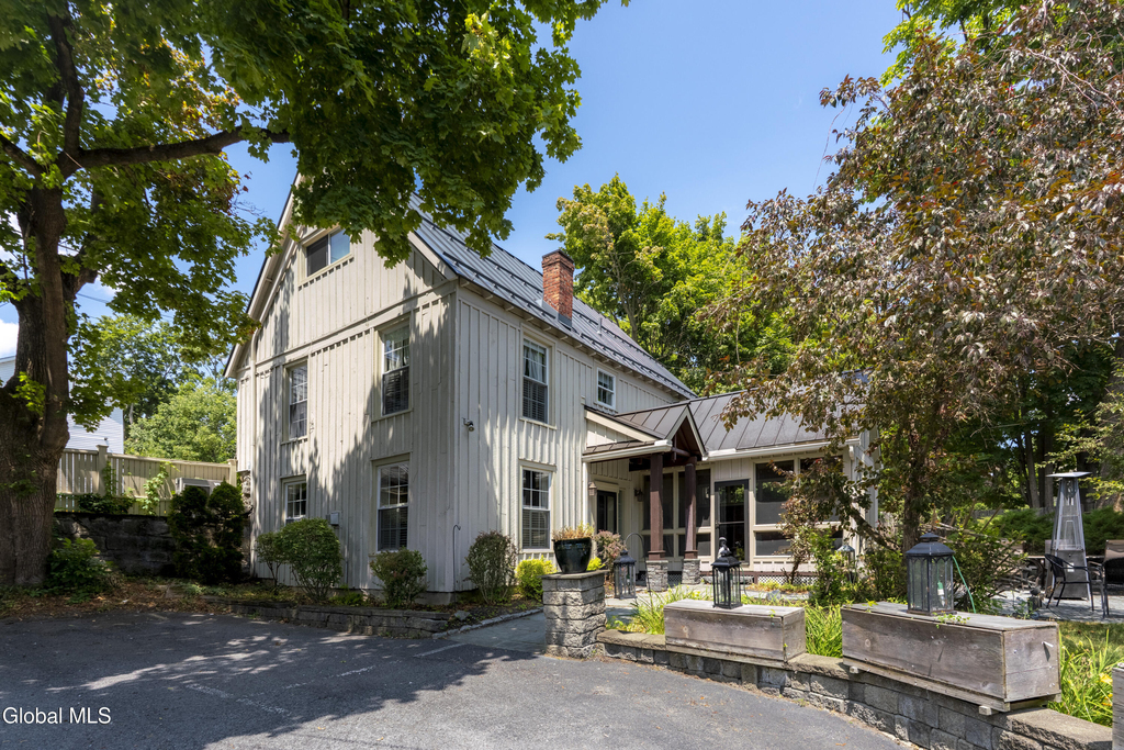 569 N Broadway - Photo 0