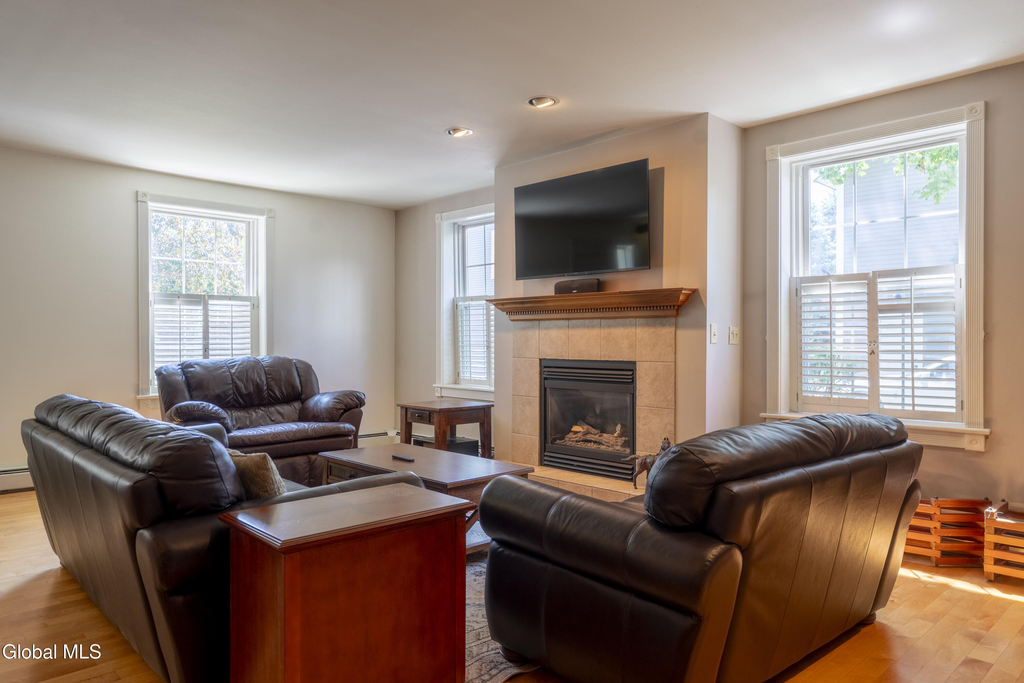 569 N Broadway - Photo 6