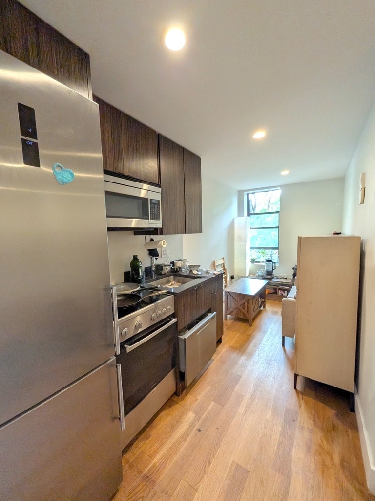 738 E 6th Street - Photo 0