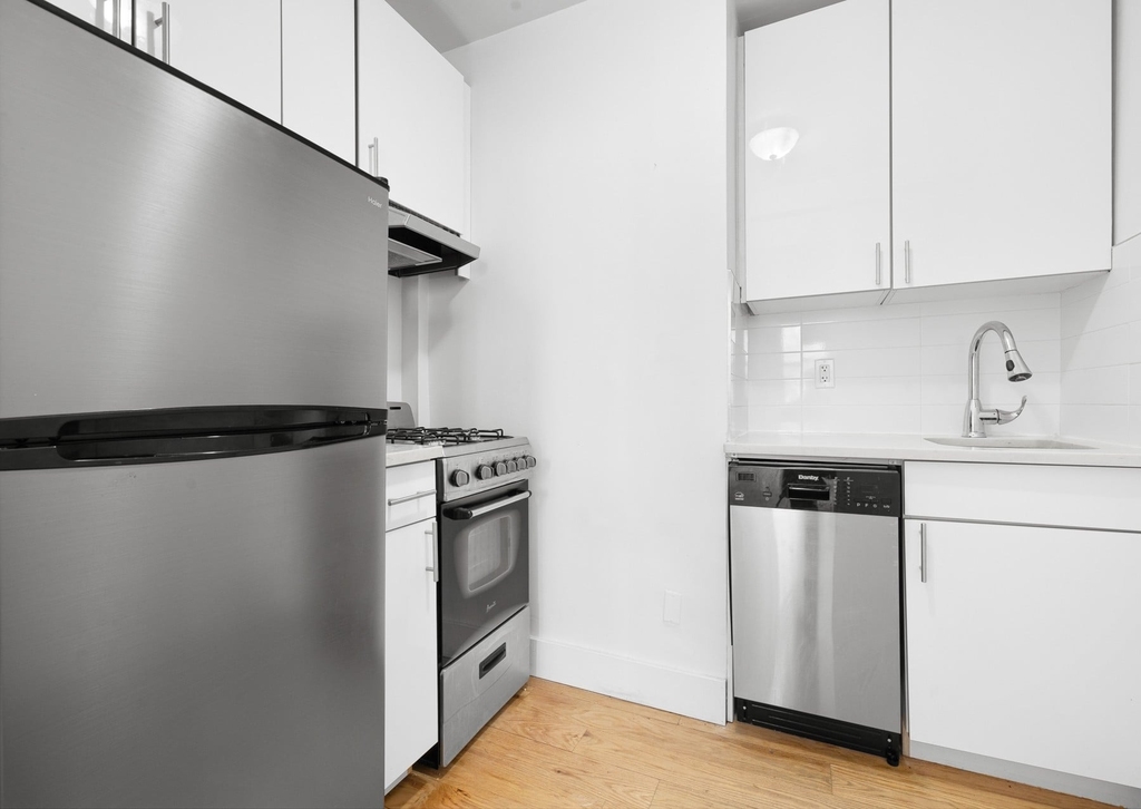 341 W 19th Street - Photo 4