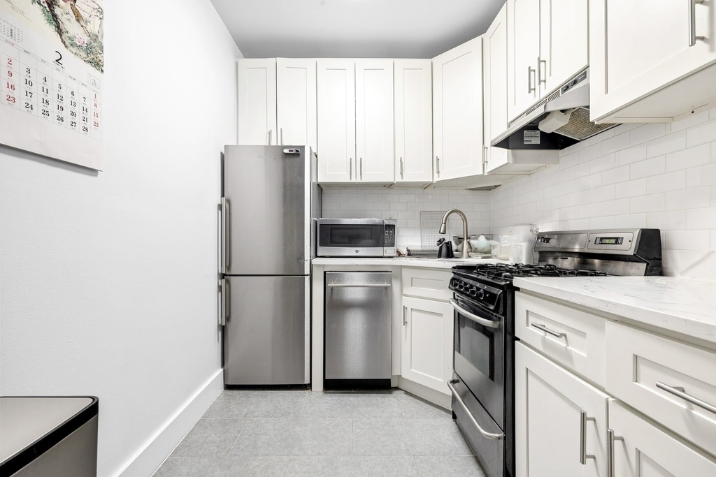 326 W 23rd Street - Photo 4