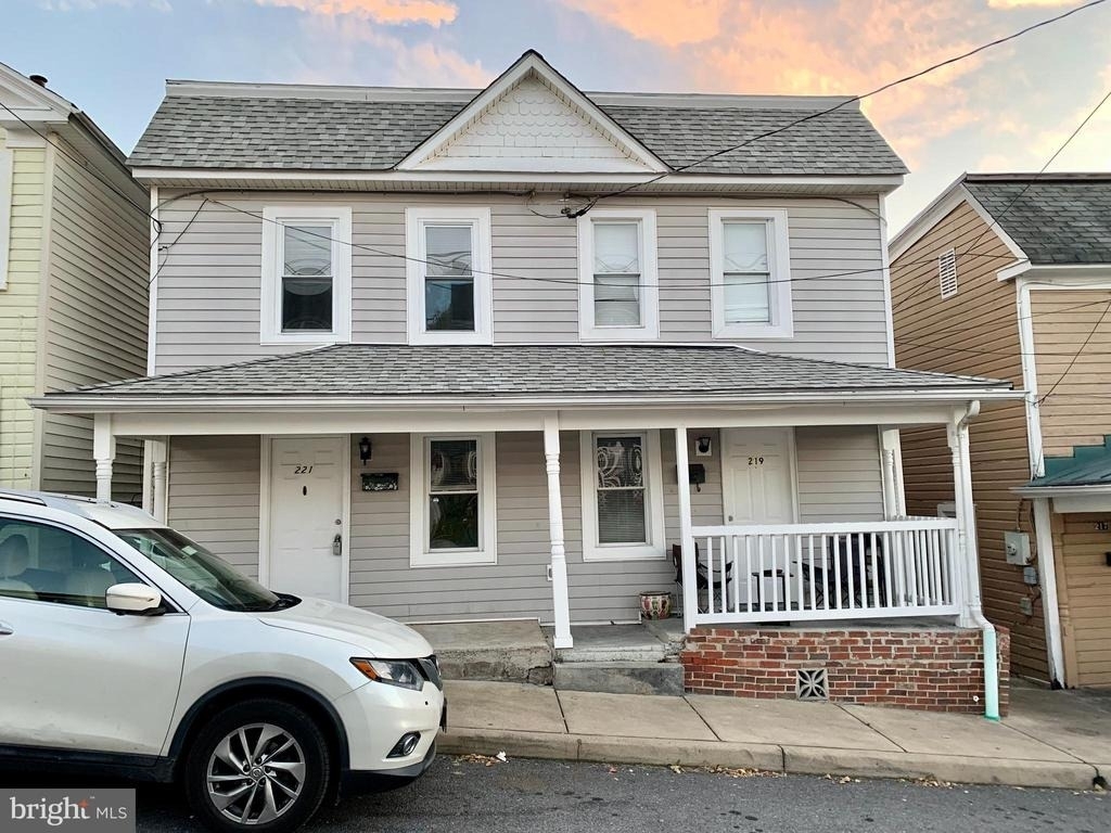 221 Baker Street - Photo 1