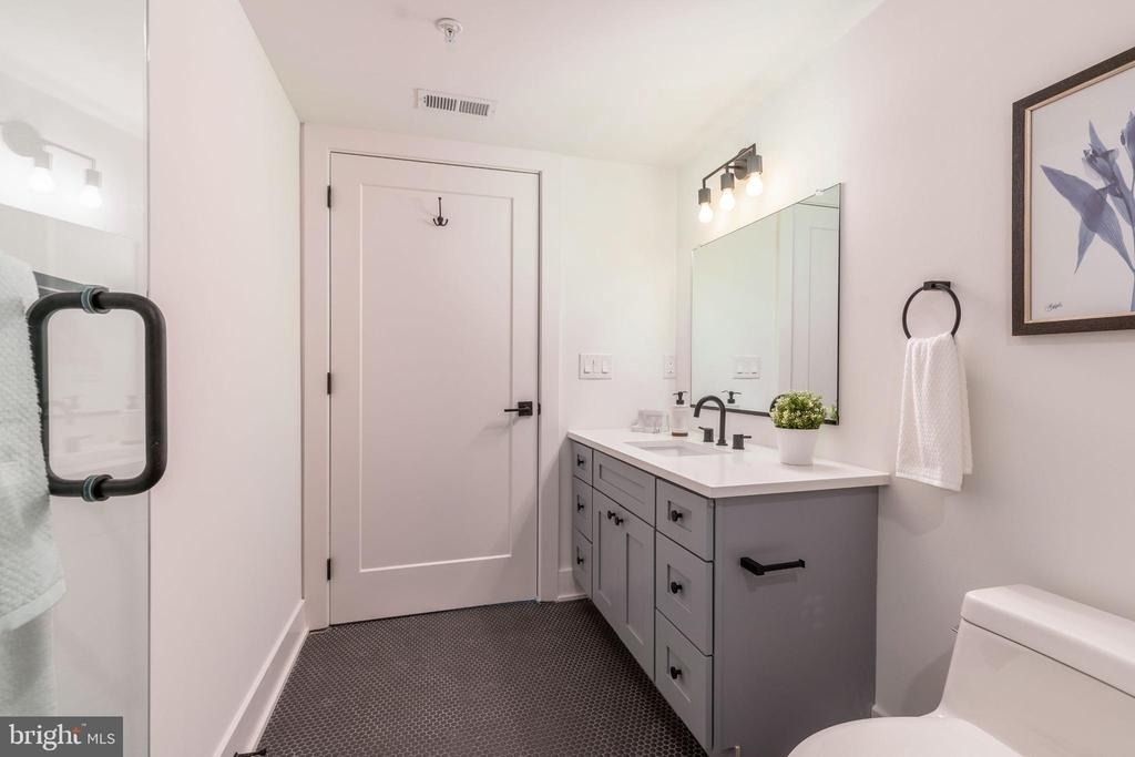 629 W Girard Avenue - Photo 40
