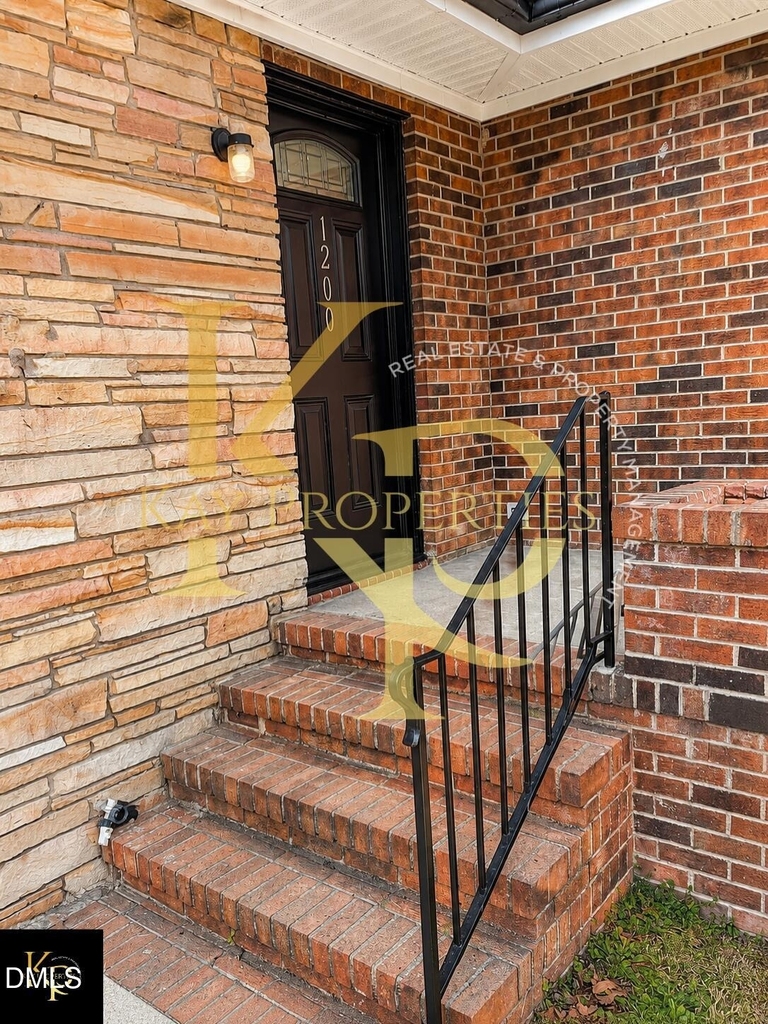 1200 E Holly Street - Photo 2