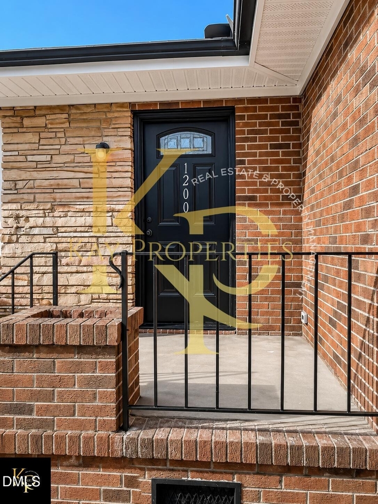 1200 E Holly Street - Photo 1