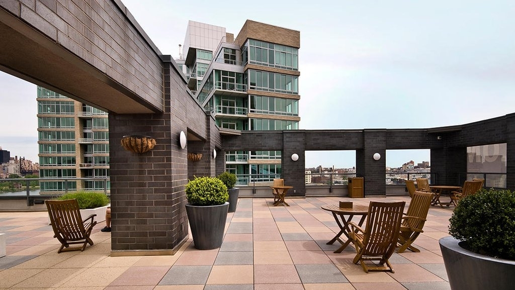 Center Boulevard, near Hunters Point and Long Island City Waterfront  - Photo 5