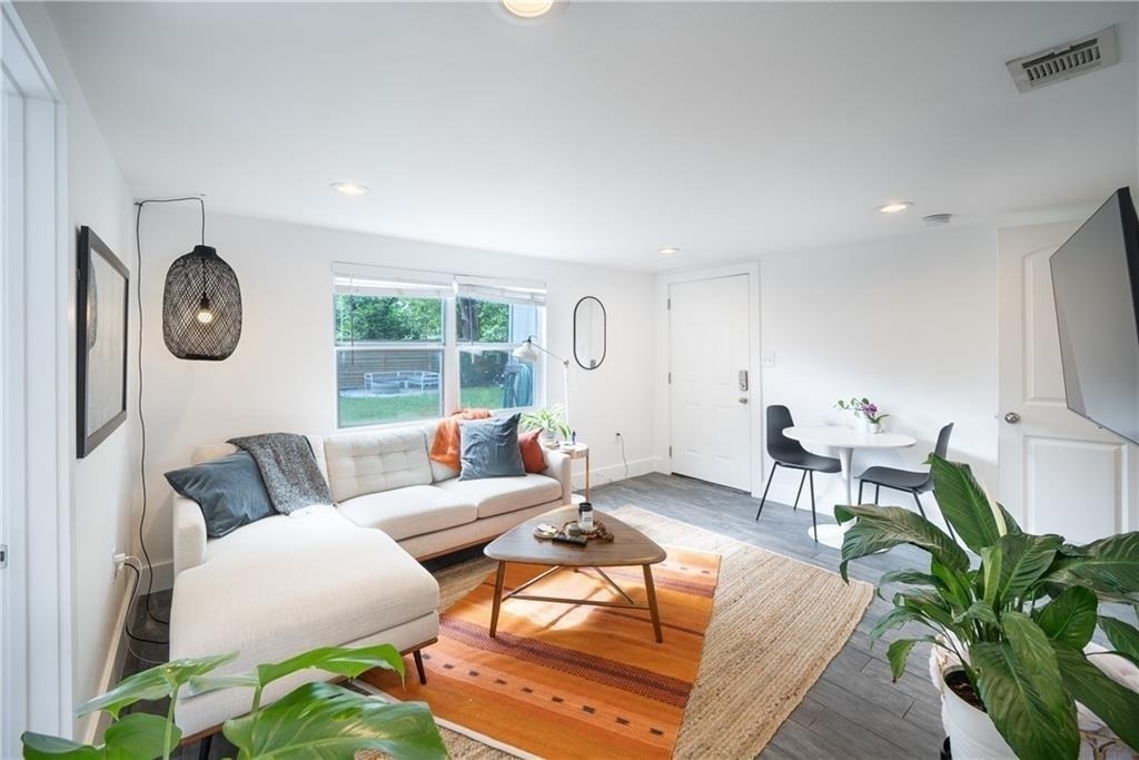 1119 Gunter St - Photo 0