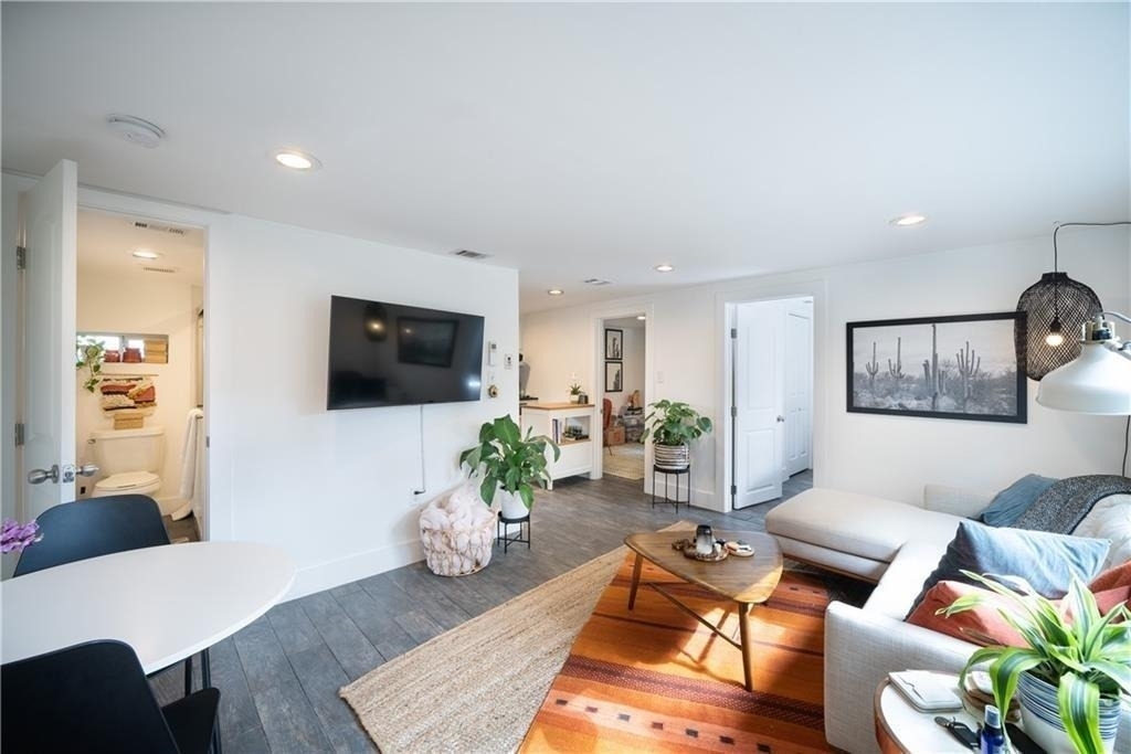 1119 Gunter St - Photo 2