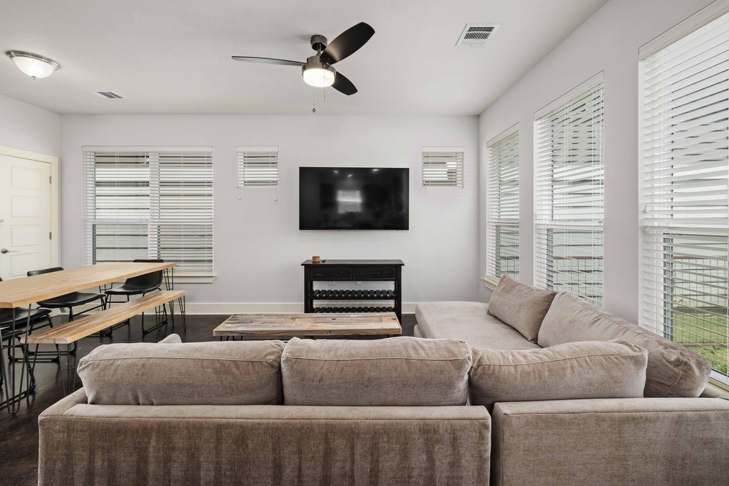 2813 Stock Dr - Photo 3
