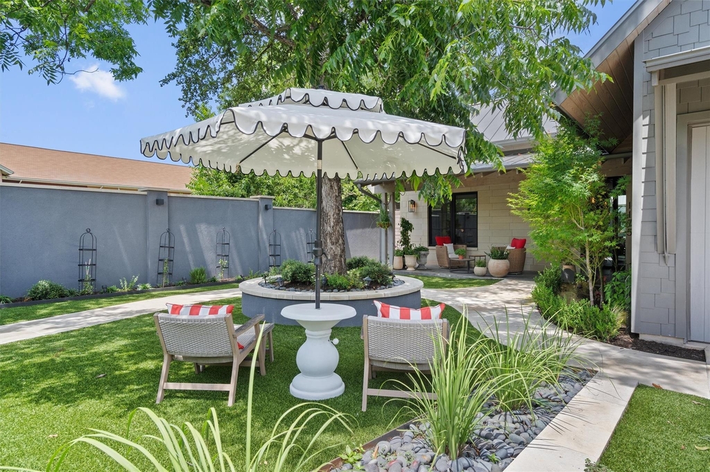 1175 San Bernard St - Photo 2