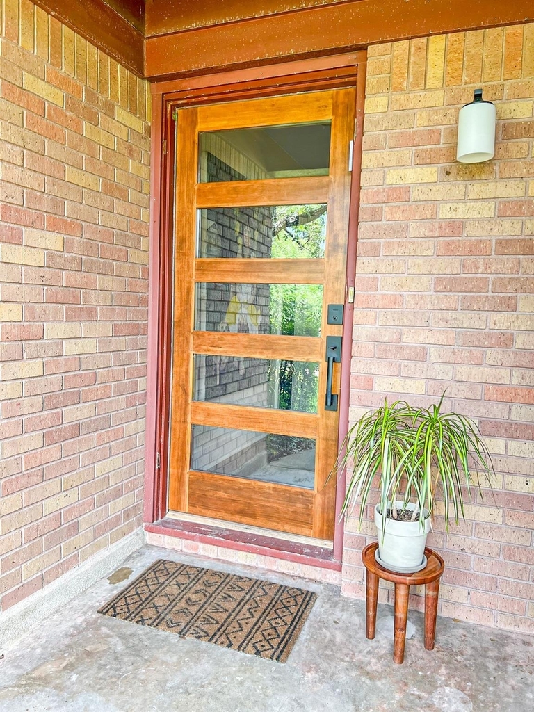 205 W Covington Dr - Photo 2