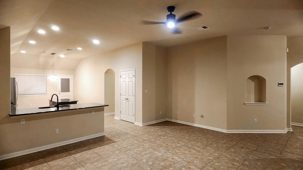 705 Wiltshire Dr - Photo 4
