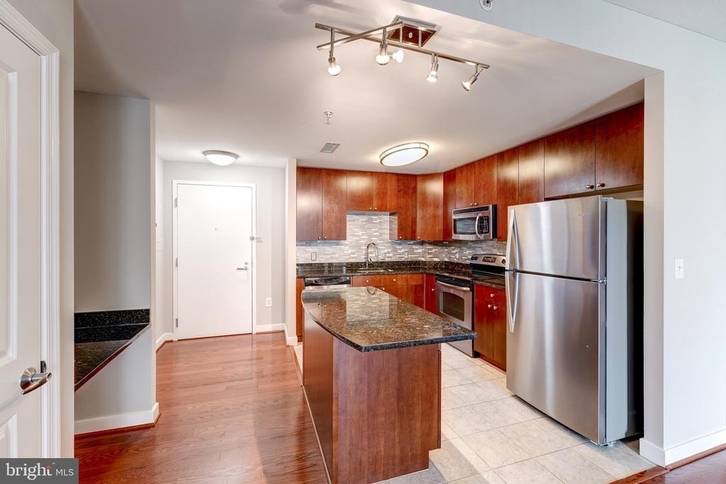155 Potomac - Photo 4