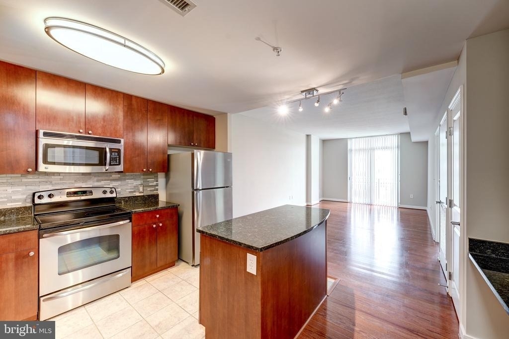 155 Potomac - Photo 7
