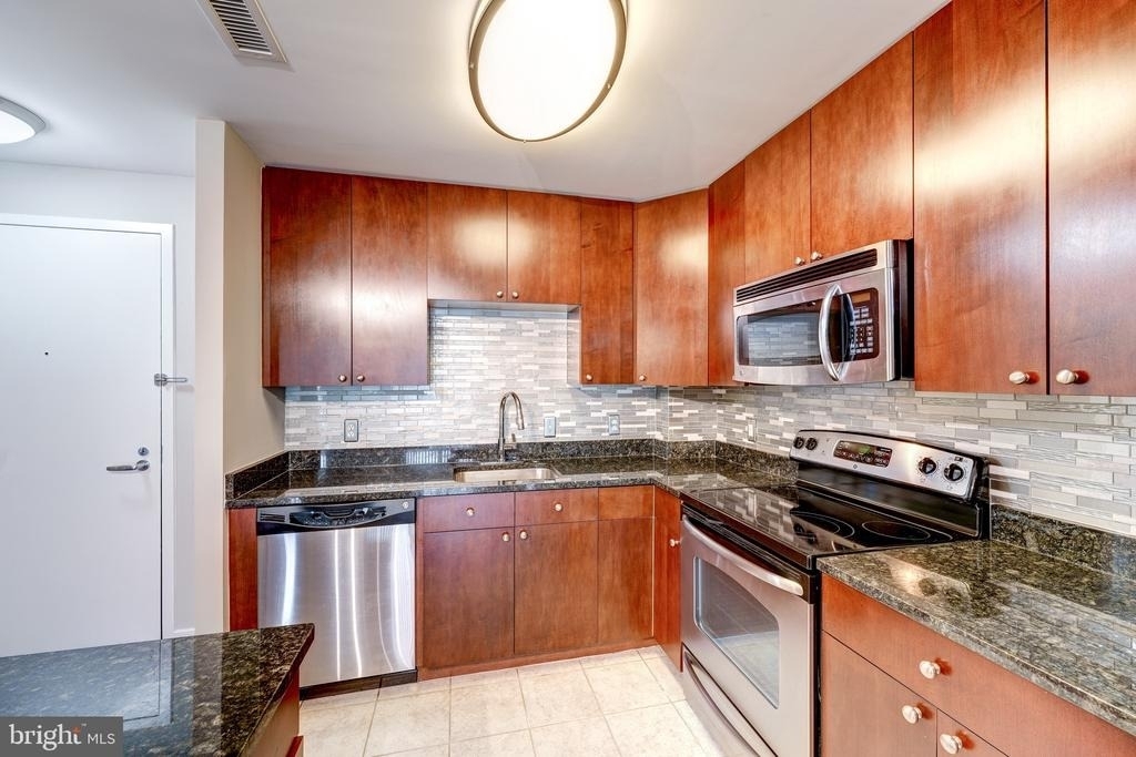 155 Potomac - Photo 6