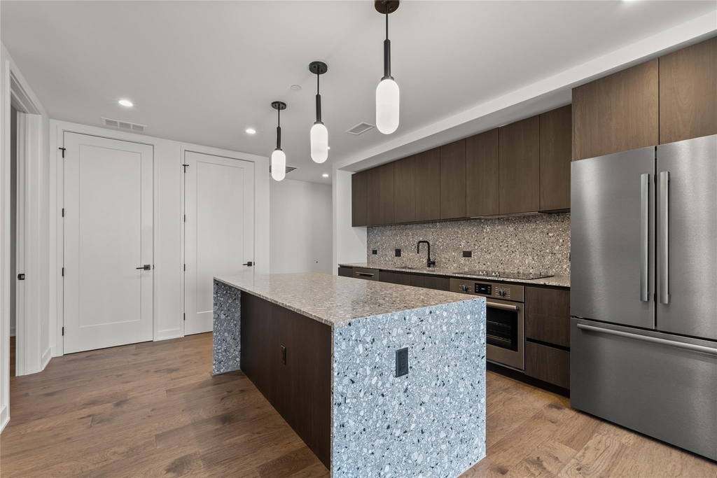 84 East Ave - Photo 2
