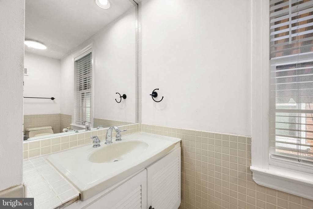 925 Lovering Avenue - Photo 10