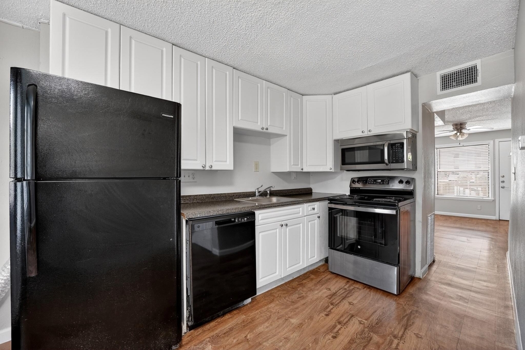 20600 Bonanza St - Photo 2