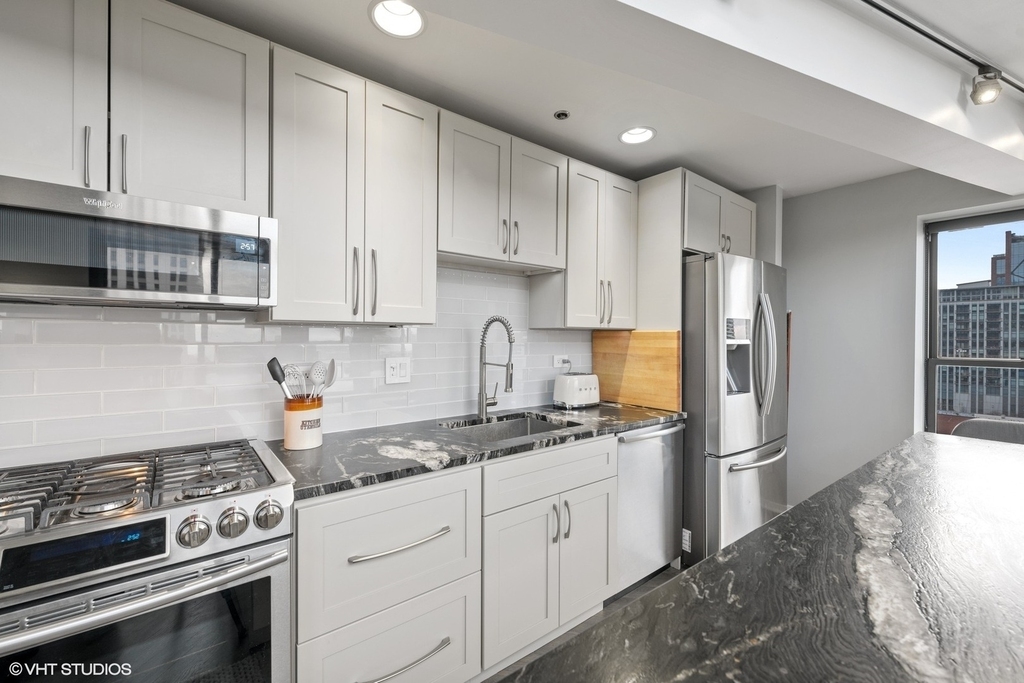 616 W Fulton Street - Photo 7