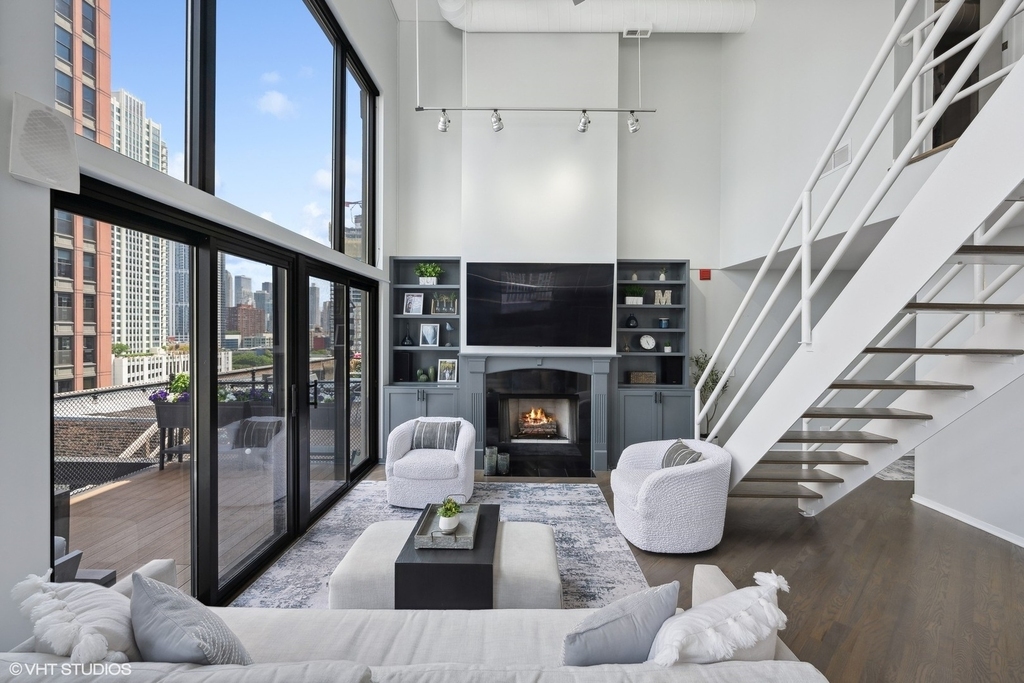616 W Fulton Street - Photo 2