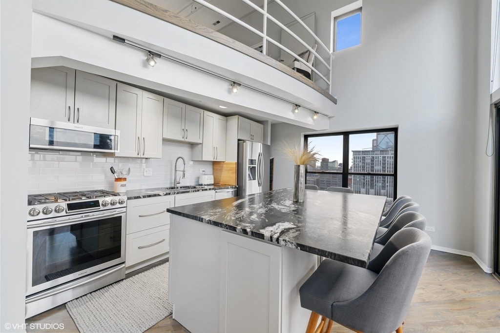 616 W Fulton Street - Photo 6