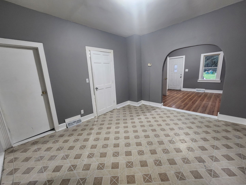 605 N Monroe Street - Photo 3
