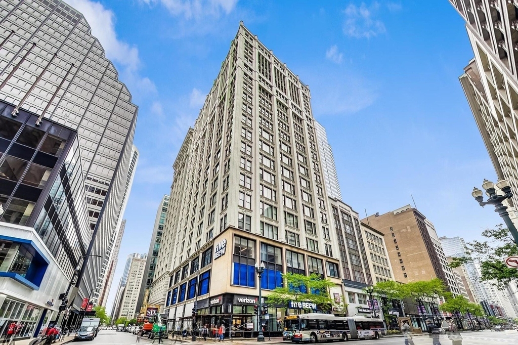 8 W Monroe Street - Photo 0