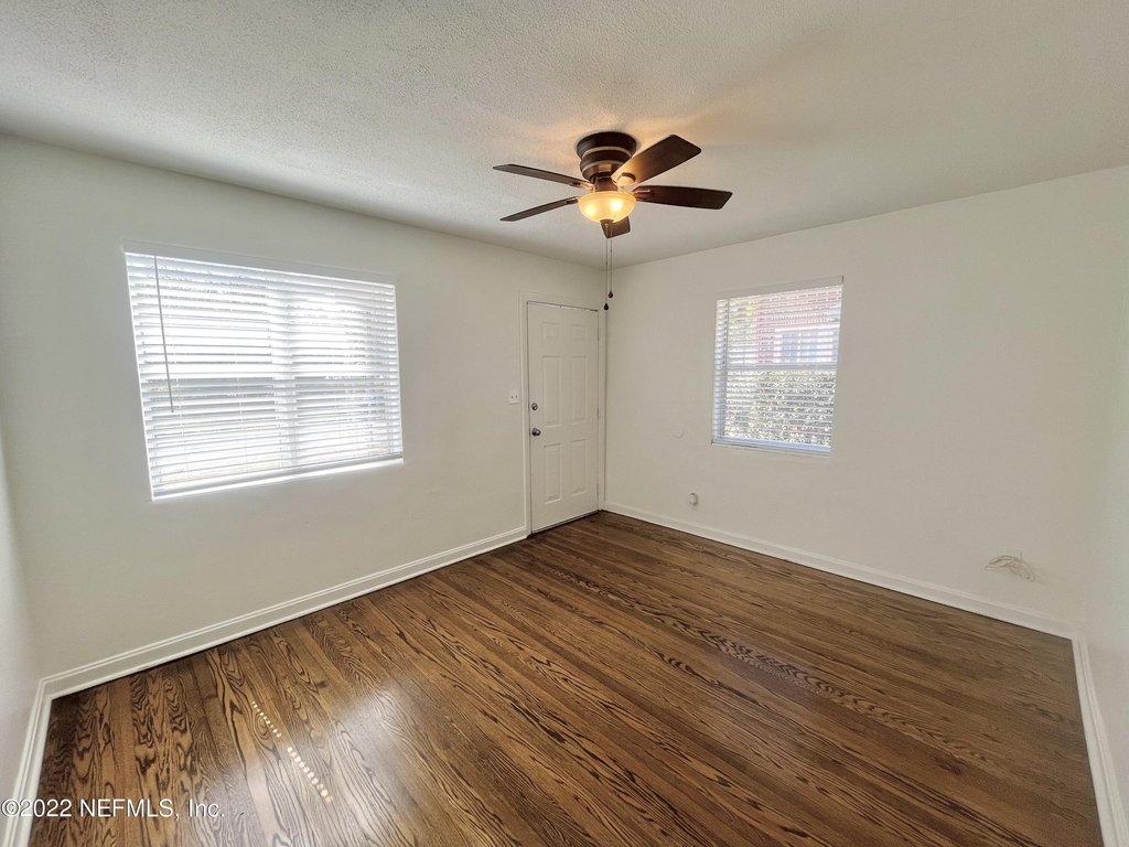 2555 Myra Street - Photo 6