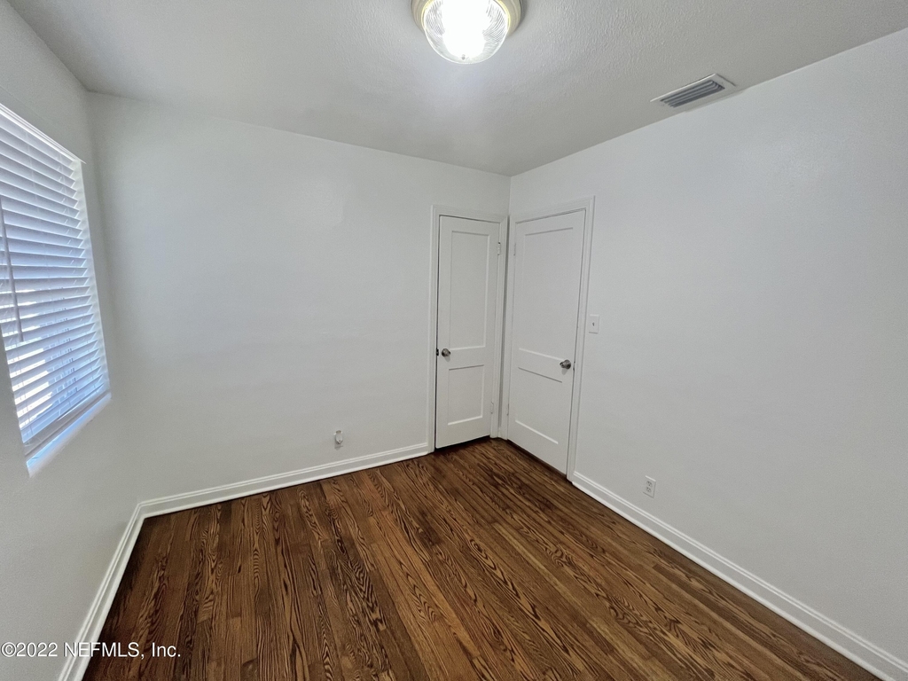 2555 Myra Street - Photo 7