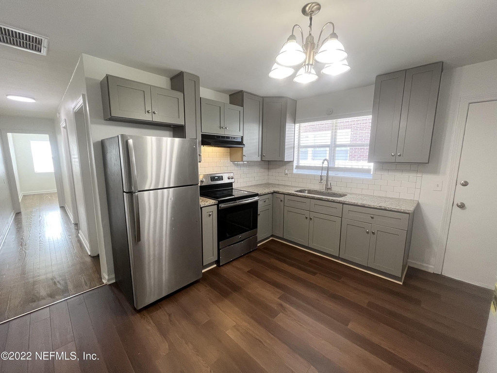 2555 Myra Street - Photo 3