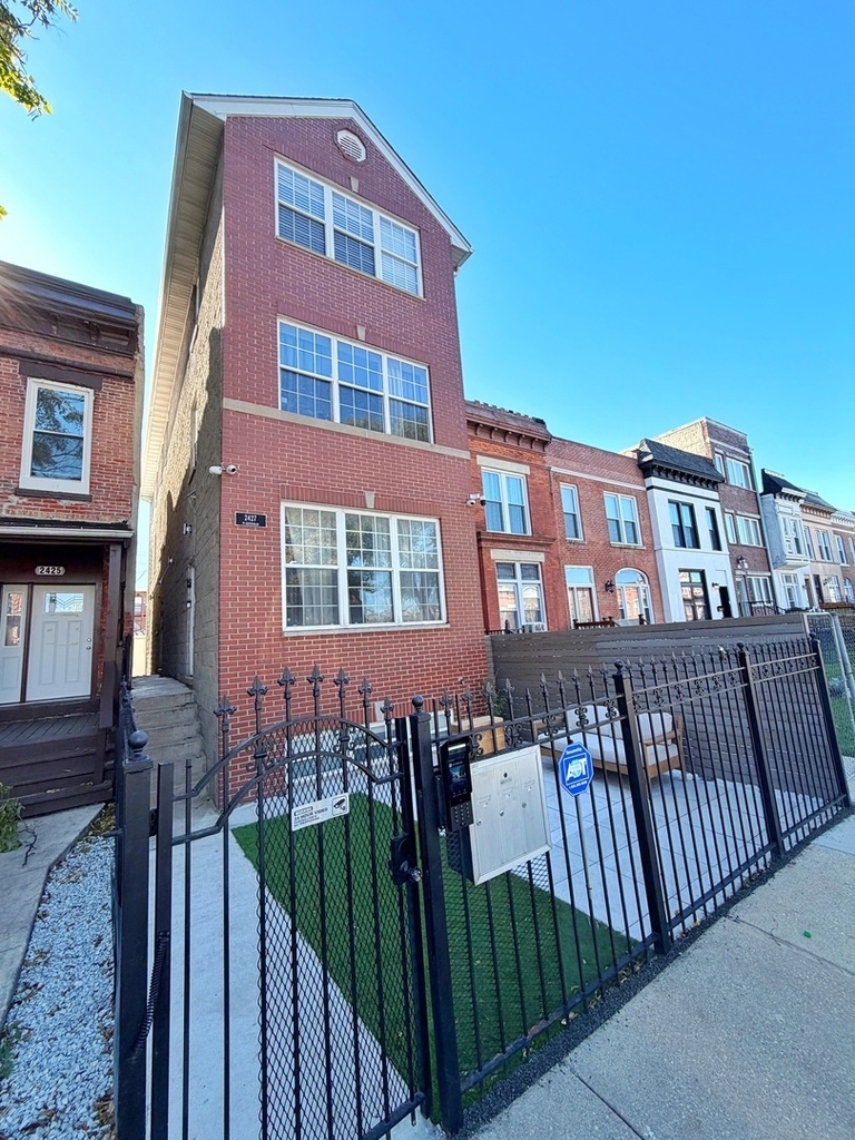 2427 W Grenshaw Street - Photo 0