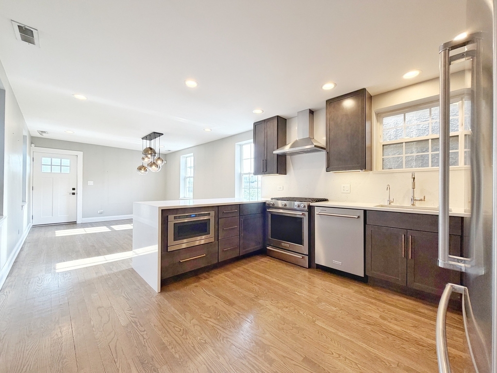 2427 W Grenshaw Street - Photo 2