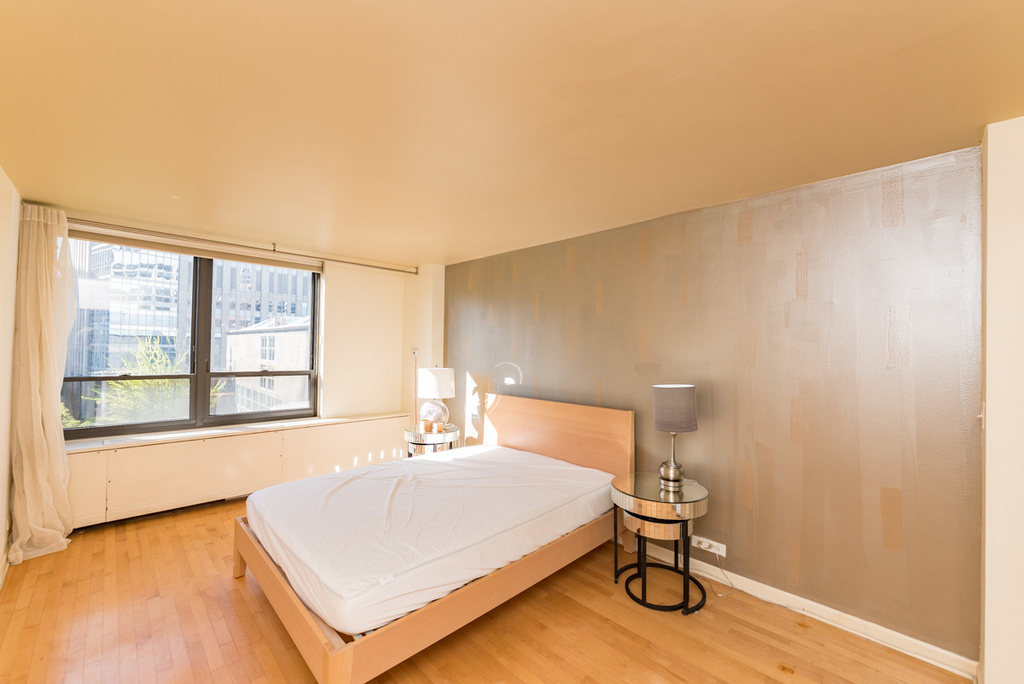 222 E Pearson Street - Photo 4