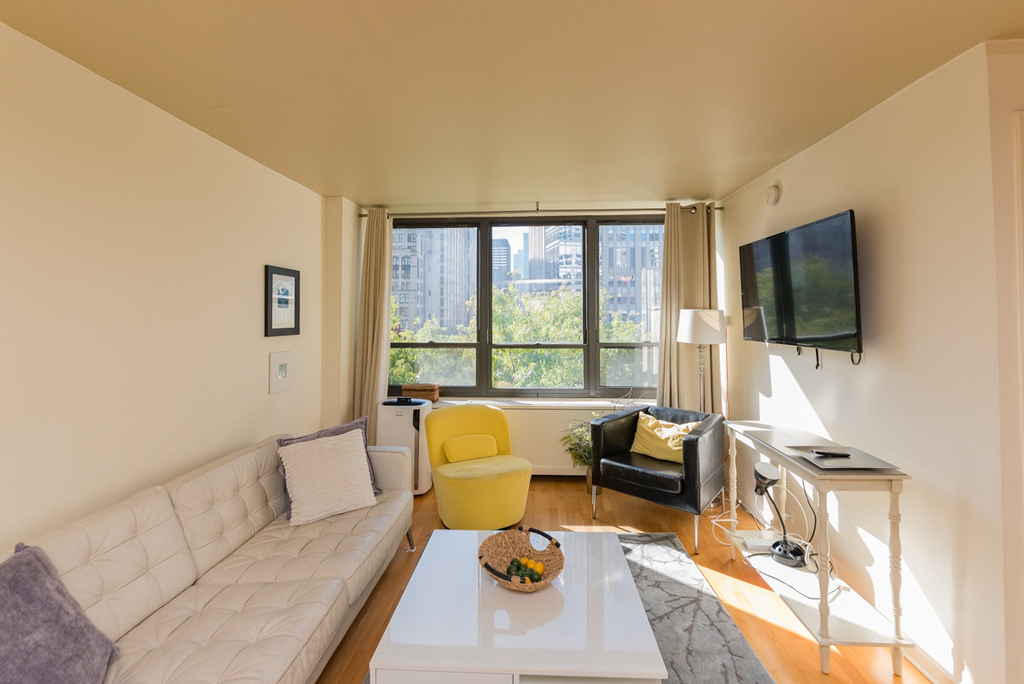 222 E Pearson Street - Photo 2