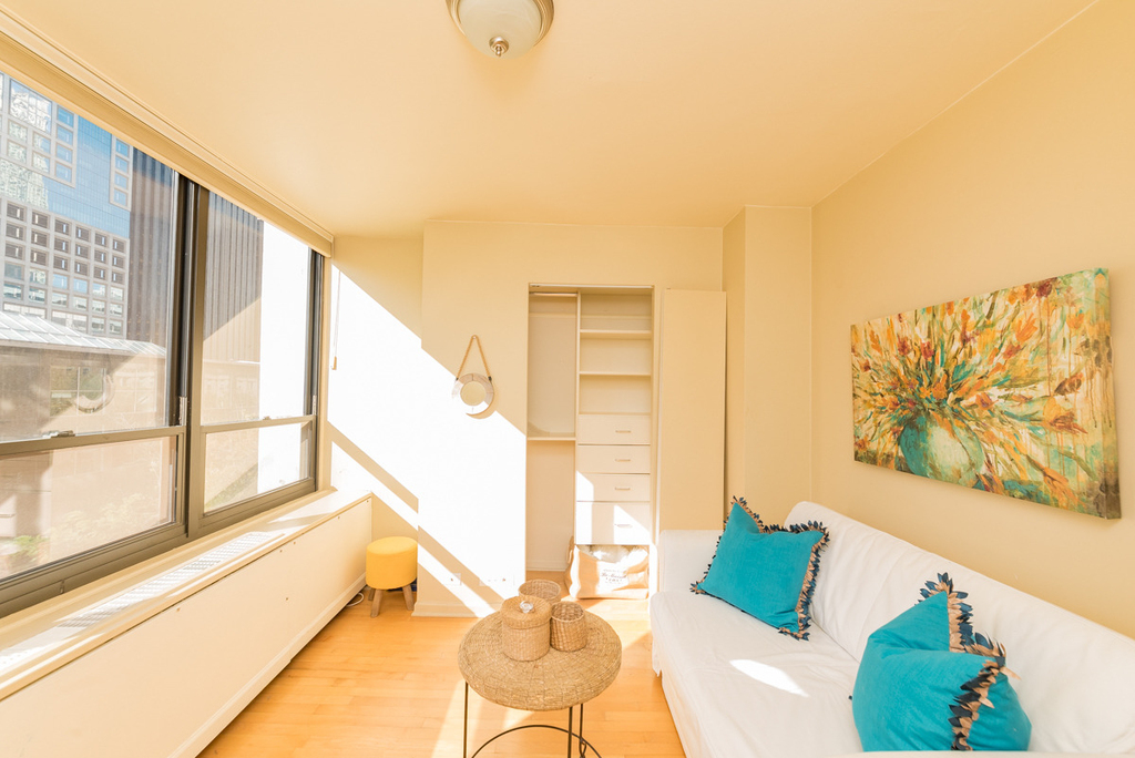 222 E Pearson Street - Photo 3