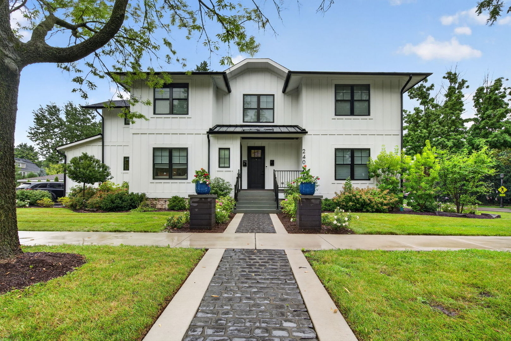 240 S Brainard Avenue - Photo 0