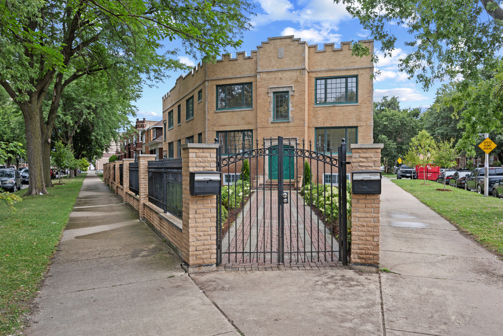 3107 N Harding Avenue - Photo 0