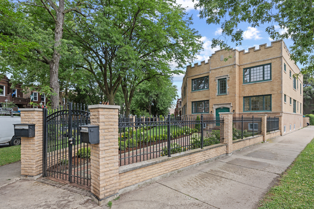 3107 N Harding Avenue - Photo 3