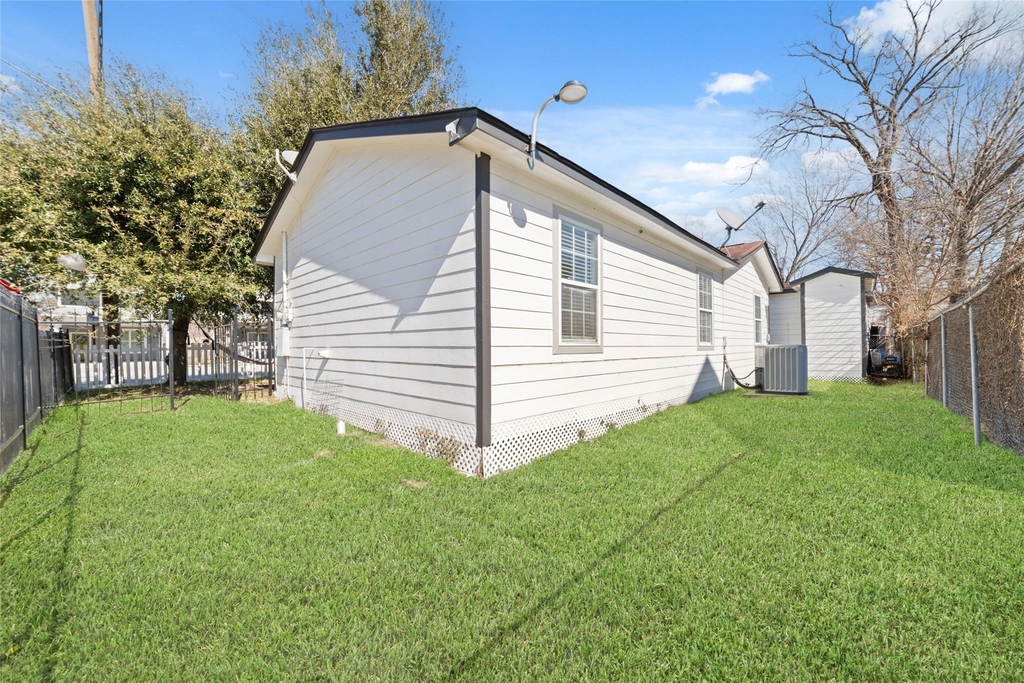 802 E 33rd Street - Photo 15