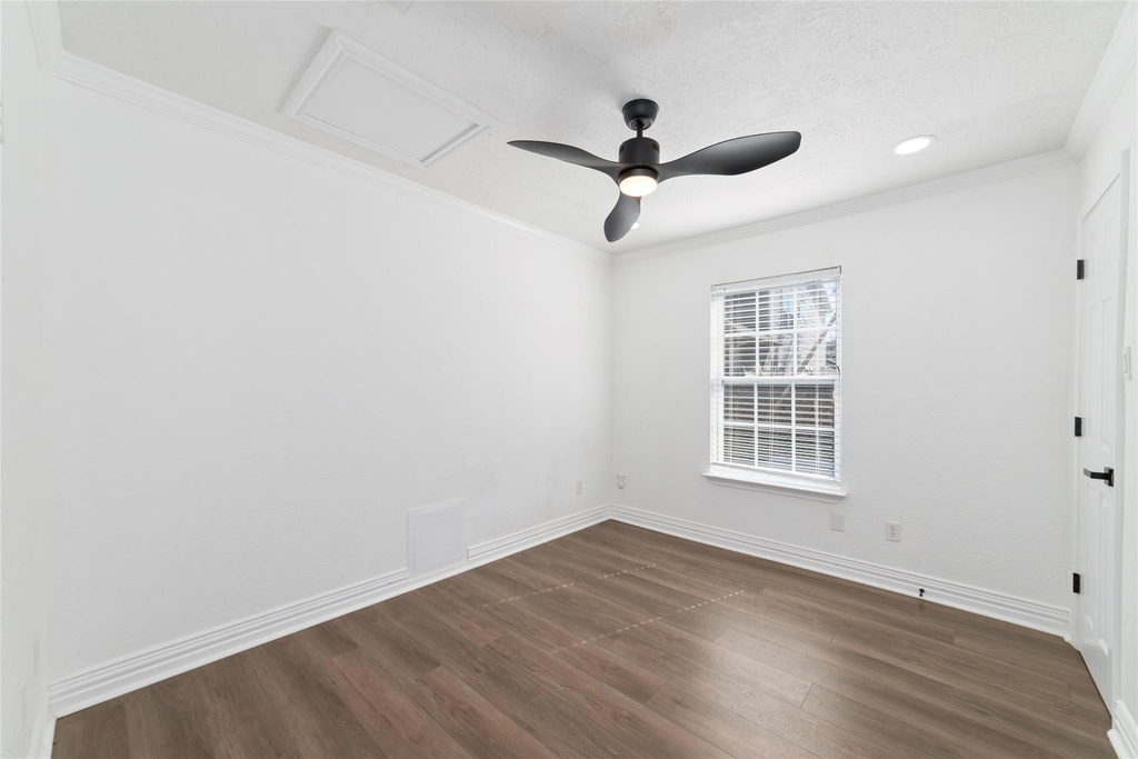 802 E 33rd Street - Photo 7