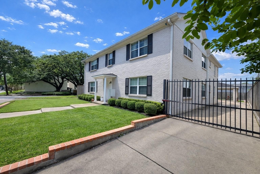 2126 Banks Street - Photo 1
