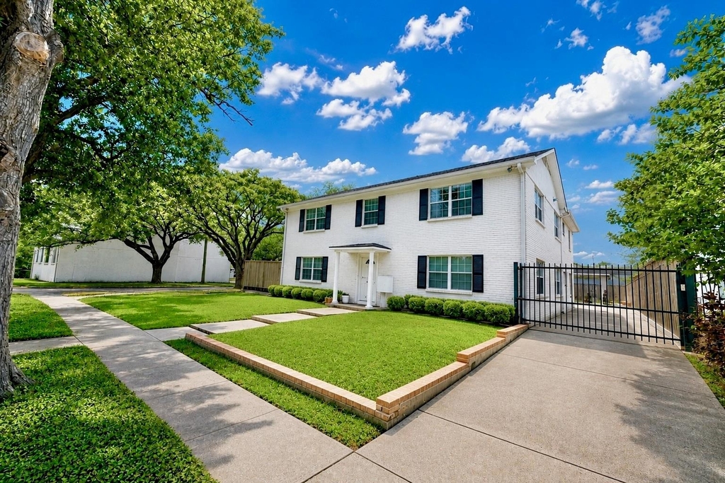 2126 Banks Street - Photo 0