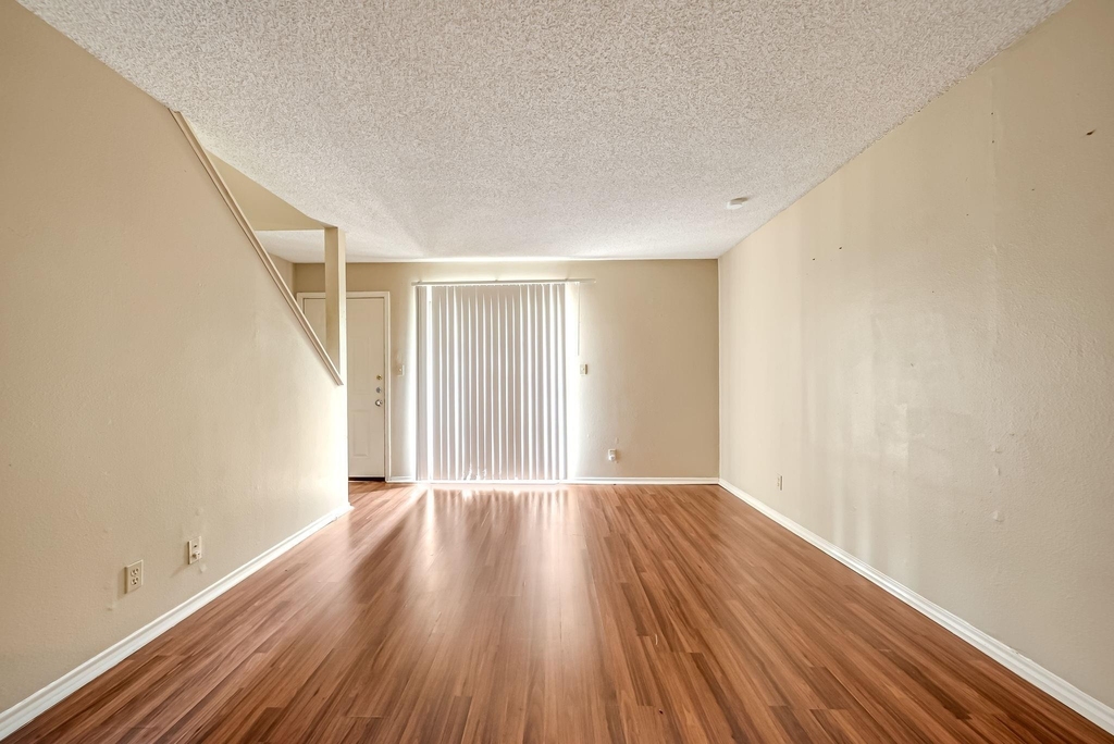 2501 Gulf Freeway - Photo 17