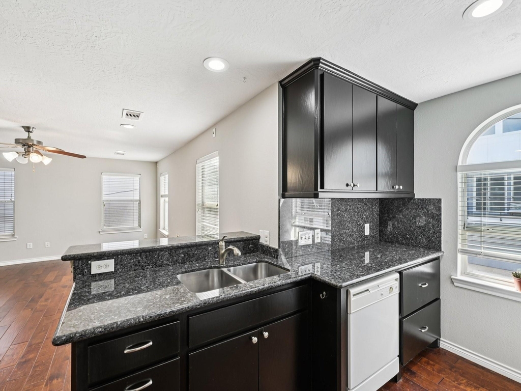 1405 Bailey Street - Photo 14