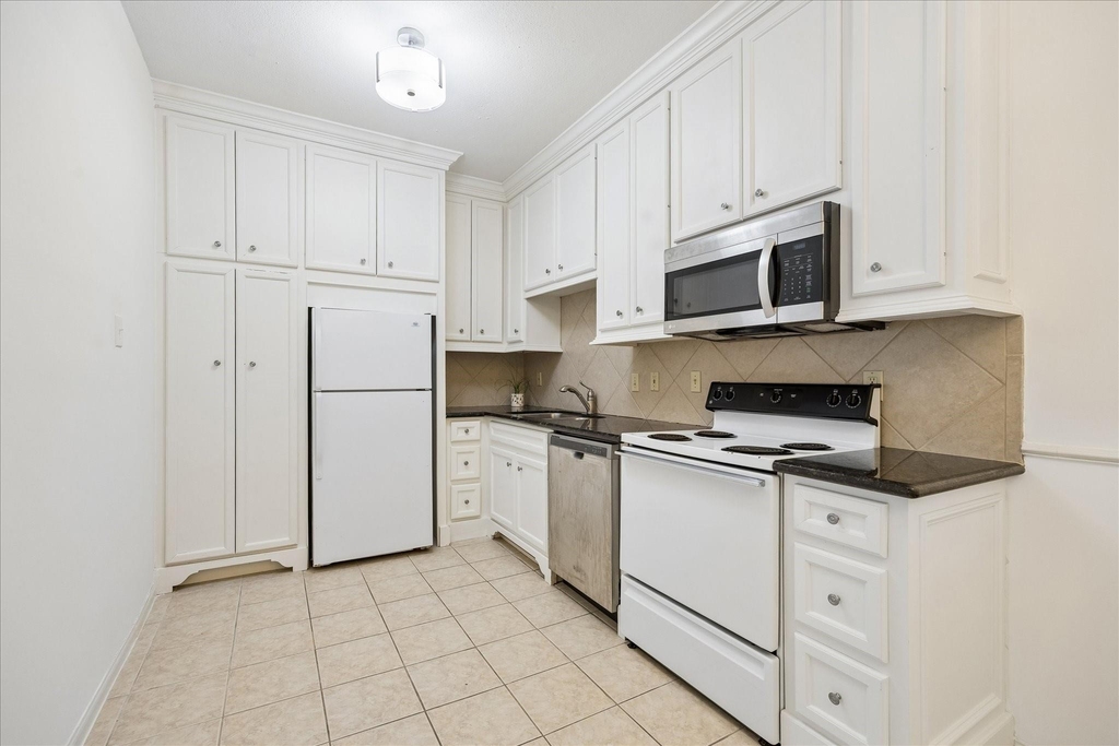 2100 Tanglewilde Street - Photo 2