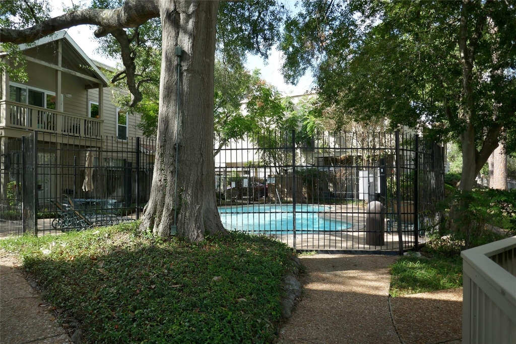 2100 Tanglewilde Street - Photo 12