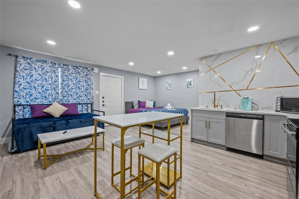 1116 Banks Street - Photo 6