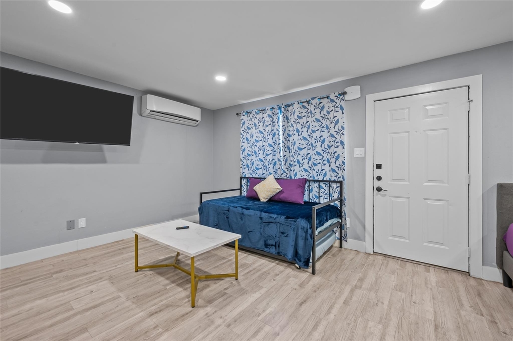 1116 Banks Street - Photo 2