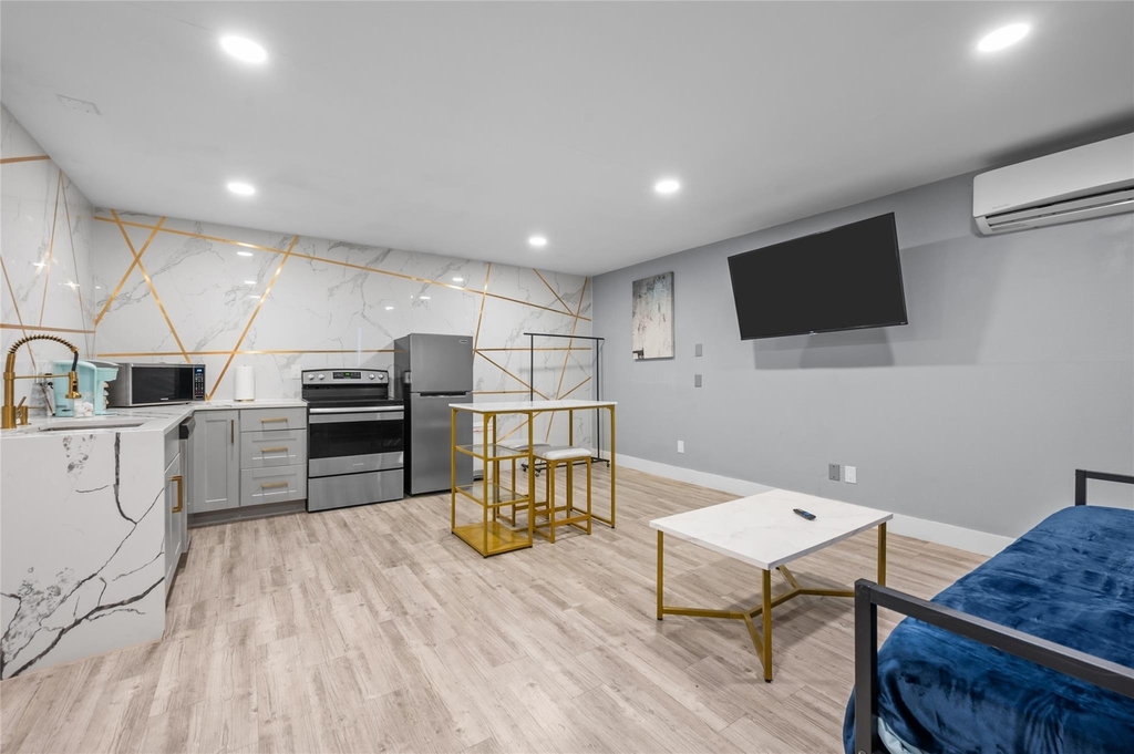 1116 Banks Street - Photo 1